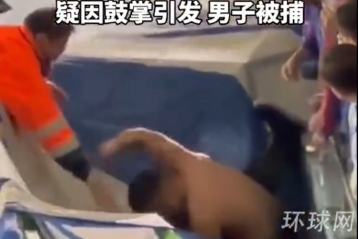 烧脑中国球迷因川崎进球鼓掌，遭日本球迷殴打&amp;后者如今被捕