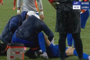 百家乐玩法-似乎是脱臼了？王彤远射后躲封堵，惯性之下摔地翻滚被担架抬下